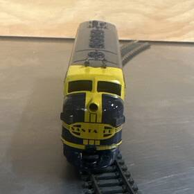 Arnold 8300-031 Revell H-o Gauge Santa Fe F9 Diesel Locomotive Blue Yellow Plastic Analog Dc