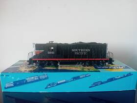 140-3052 Athearn Gp9 Powered Southern Pacific #5641 Black Widow Ho Locomotive