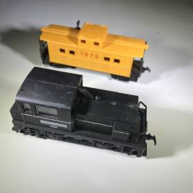 2-7332-mdt Athearn Used Ho Scale Illinois Central 420 Diesel Mdt Yard Switcher Rso With Caboose