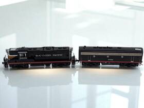 G62415 Athearn G62618 Ho Scale Southern Pacific Gp9 Diesel Locomotive #5629 And Car #8092