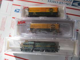 44012 Atlas Kato N Scale Rs-1 Diesel Engine Rutland #402 And 2 Box Cars