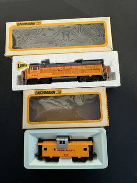 U36b Bachmann 0625 Ho / 1056 Ge Union Pacific Diesel Locomotive And Caboose Vtg
