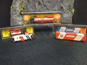 1776 Bachmann 4677 N Scale Lot U36b N&w Bicentennial Loco And Freight Cars Cabooses