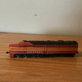 B832 Con-cor N Scale Southern Pacific Daylight Alco Pa-1 Diesel Engine. Working
