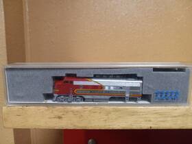 176-1121 Kato N Scale Santa Fe F3a Late Warbonnet Diesel Locomotive #21