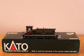 37-10e Kato Ho Scale Union Pacific Nw-2 Diesel Locomotive #1028/box