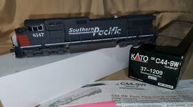 37-1209 Kato 949727501154 Ho Scale C44-9w Southern Pacific Gray #8147 Dash 9 Train Engine