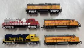 Gp-40 Life-like 0585 Lot Of 5 Ho Scale Bachmann And Locomotives For Parts