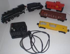 6-18710 Lionel Southern Pacific 2-4-0 2000 Locomotive Tender 3 Freight Cars