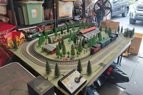 Mth Lionel 612018 Elaborate Train Set Up 2 Running Sets With Town And Buildings