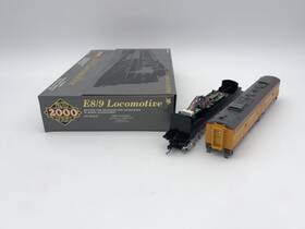 Proto 2000 920-48352 - Ho Up Emd E8/9 B-unit Diesel Locomotive #945b Train