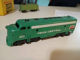 223b-1200 Tyco Ho Scale Penn Central 4751 Diesel Locomotive Untested Displays Nice