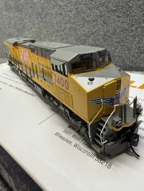 910-10194 Walthers Ho Union Pacific Rr 7400 Komen Cancer Es44 Gevo Locomotive Dcc-sound