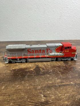 931-156 Walthers Santa Fe #549 Ho Diesel Locomotive Red Silver 931-156 Walthers Santa Fe #549 Ho Diesel Locomotive Red Silver